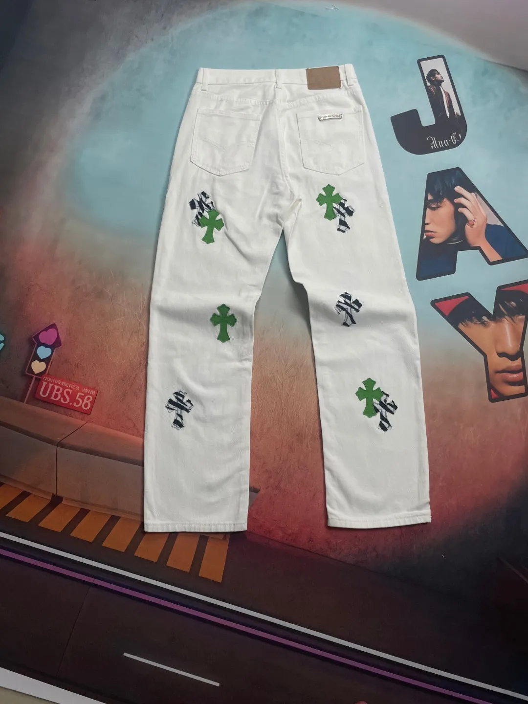🅿️280 🔘Style No.-KL132 🔘Cro Heart𝐂𝐡𝐫𝐨𝐦𝐞 𝐇𝐞𝐚𝐫𝐭 24SS British limited edition white and apple green patchwork zebra jeans* Trendsetters in the fashion circle, Croix Heart is out again! This pair of white jeans that combines apple green with zebra-print leather is simply the “rebellious elf” in the fashion world. It’s just for you who don’t want to follow the crowd. Look at this fabric. The main part is white denim. It's soft and super tough. It's breathable. You won't sweat when you wear it in summer, and it won't deform no matter how much you toss it around. The combination of apple green and zebra pattern is made of top-quality leather. The zebra pattern is like magic, three-dimensional and lifelike. The apple green is as fresh as if it was just picked from spring. The leather is so soft that it is perfectly spliced ​​with the white denim. Looking at this version again, it is completely "tailor-made" for our figure. As soon as the high waist is worn, the waistline moves up instantly and the leg length becomes 2.8 meters in seconds. The straight design is super considerate and hides all the little worries about your leg shape, allowing you to walk with wind and full aura. The details of Crow's heart have always been at the "king bomb" level. The iconic hardware, buttons, and zipper pullers are all carefully selected from high-quality metals. Their deep luster is super attractive and they are also extremely durable and will not fade no matter how you use them. The small leather brand label hides a lot of ingenuity, and the texture and logo are incredibly exquisite. The stitching is even more precise and neat. I am impressed by this craftsmanship! Matching is even more "the king of all-matching". Pair it with a simple white T-shirt and white shoes, which is full of freshness. The apple green and zebra prints immediately pop out, and the American street style is easy to master. It is perfect for going out or partying. Put on a black short top and Martin boots, a contrast between black and white and green, and you are so cool that you have no friends. You will be the center of attention at music festivals and fashion parties, capturing everyone's attention in minutes.  Size: S M L XL (28.30.32.34) Color: White